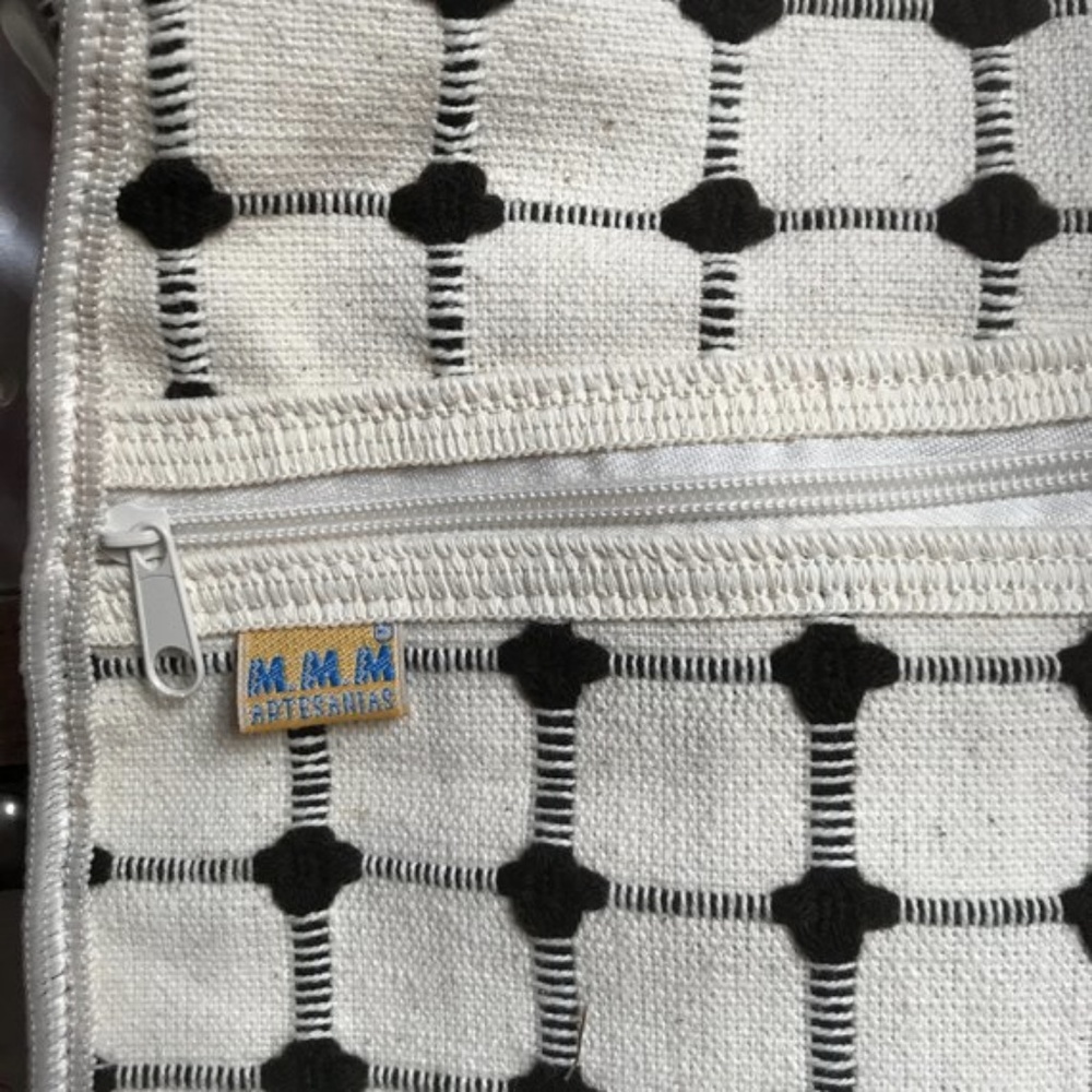 Gridded Messenger Bag with Tassel Mexico - Picture 5 of 8